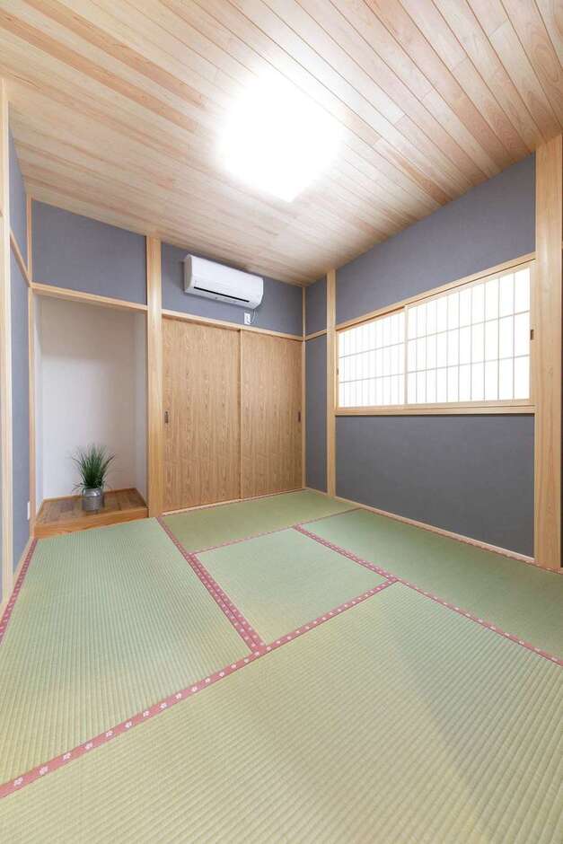 柱の見える真壁の和室。仏間として、また玄関に近いため客間としても使える