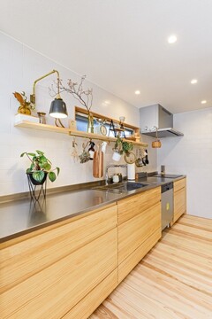 壁付けキッチンを活用して、コンパクトでも過ごしやすい空間に。【エムズアソシエイツ】