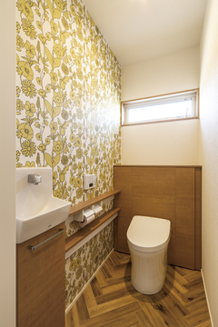 ヘリンボーン調の床や空間のアクセントにしたクロス、ナチュラルな収納周りなど素材使いの一つ一つにこだわれるのも、現場での活発なコミュニケーションがあるからこそ。「施主の声で建てる家」が同社の家づくりの特徴だ。シンプル過ぎない、どこか温かみのあるオシャレ空間