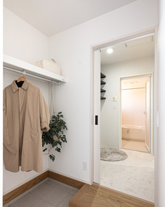 ハンガー収納のある玄関から、脱衣場、お風呂へとつながる動線【ユートピア建設】