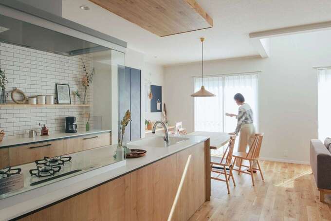 木目調のデザインが家具のように部屋に馴染むアイランドキッチン。奥さまとお母さまが並んで家事をしても余裕サイズ。子どもも含めて3世代がゆとりを持って過ごせる