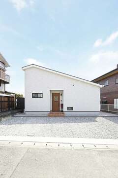 白い外壁が清々しい大屋根の平屋の外観。LIXILの「建て得」を利用して太陽光発電を約16kW搭載している