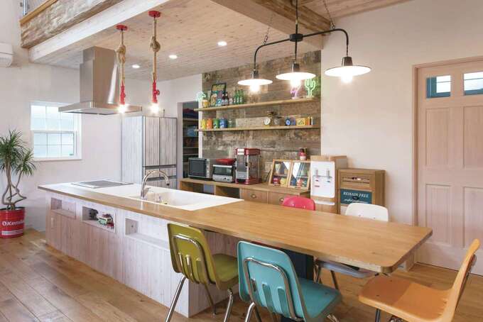 カウンター一体型のダイニングキッチン。アンティークな照明や雑貨は『ラ シュエットフジ』で。冷蔵庫もカッティングシートでエイジング