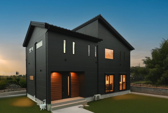 モダンなデザインの二階建て住宅の外観。黒を基調としたシンプルなフォルムが、洗練された印象を与えている。【くふうイエタテ】