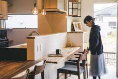 お洒落なカフェのような木のカウンターをキッチンの真正面に配置。ゆっくりとお茶やコーヒーを飲んだり、会話を楽しみながら、一息つけるスペースに仕上げた