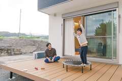 デッキも大活躍。室内に広さと明るさをもたらしながら、楽しさ、豊かさを増やしている【HAPPY HOUSE（山田工務店）】