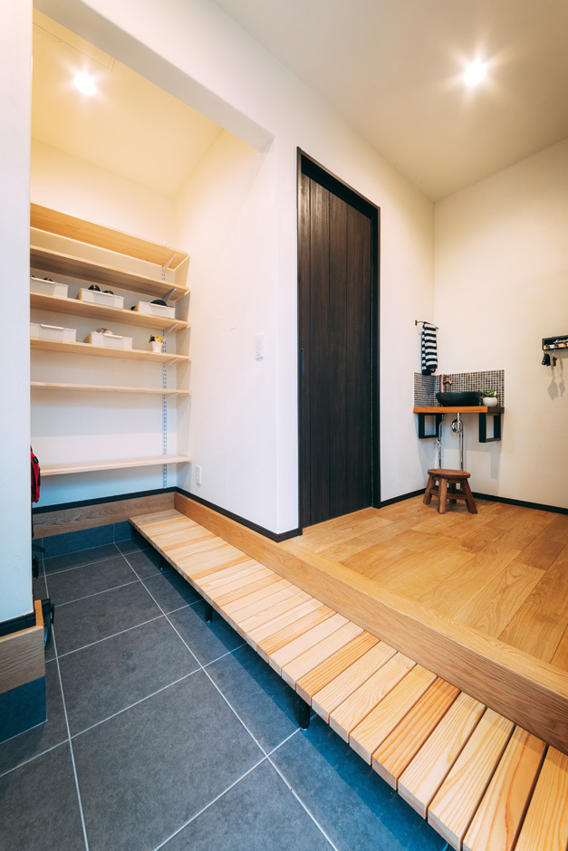 シューズクローク付きの玄関は和モダン風の端正な空間。土間の奥までスノコを設けてあり、靴を取り出すのも便利
