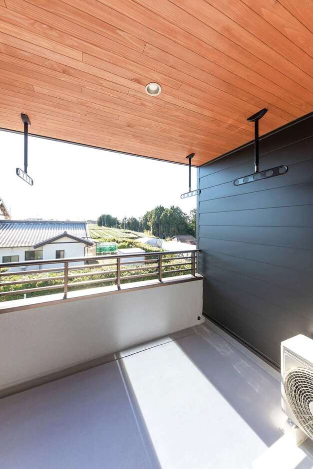 洗濯物を干したまま出かけられる屋根付きのバルコニー。急な雨でも安心。