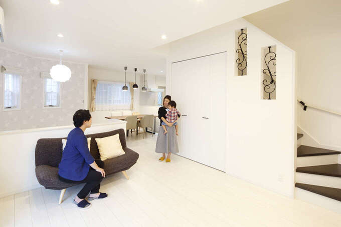 白で統一された室内は鋳物調の装飾がアクセントに