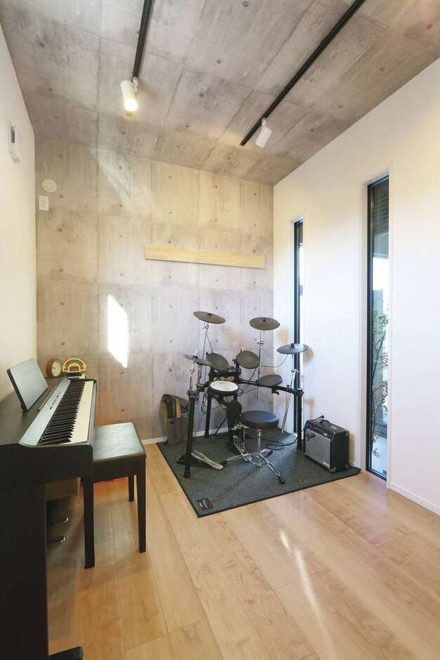 リビングに隣接したプレイルーム。夫婦がいつでも気軽にドラムとピアノのセッションを楽しめる