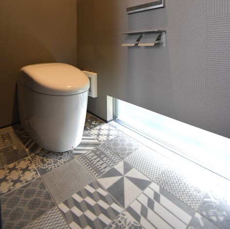 2階トイレは、シックでモダンなモザイクタイルをあしらった。