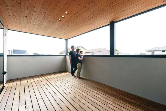 建築家の自邸にならって、屋根付きを希望したバルコニー。プールやブランコも置ける充分な広さで多少の雨でも子どもと遊べる