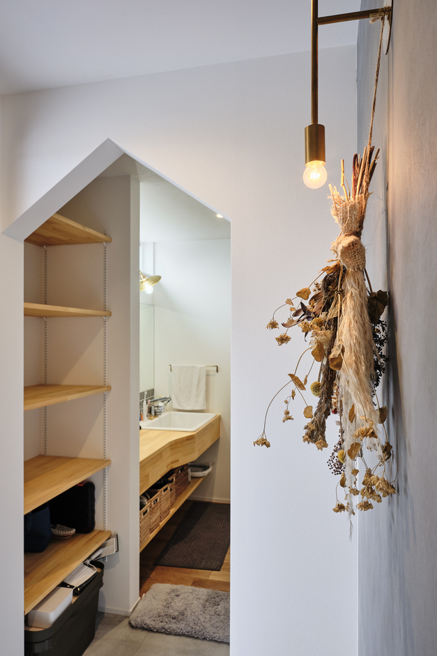 家族が日常的に使う洗面側のルート。帰宅したら、シューズクロークで靴を脱ぎ、手洗い・うがいをしてからリビングへ。外からの汚れを室内に持ち込まないよう感染対策に配慮した間取りが、快適な暮らしをサポートする