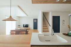 キッチンからLDK全体が見渡せる。写真左のドアは玄関へ、階段右側のドアは水回りへとつながる【ほっと住まいる】