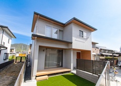 モダンなデザインの二階建て住宅。シンプルな色合いと直線的なラインが美しい印象を与える外観。【セイノーホーム（by西濃建設）】