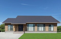 茶色の塗り壁と大屋根がインパクトを放つ平屋風の外観。同社独自の工法による頑強な高基礎により、台風や大雨、地震などの災害から大切な建物を守る【住まいるコーポレーション】