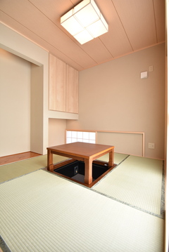 塗壁や障子を取り入れた趣のある和室は、おもてなしや家族団らんの場所に。【カクニシビルダー】