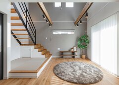 東側の壁一面だけグレージュのクロスを採用し、アクセントをつけた