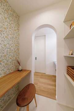 キッチンと洗面室の間に位置するパントリー＆家事室は家事の合間に一息ついたり、読書したりできる、奥さまの隠れ家的空間