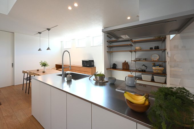 ダイニングも高窓から自然光が注ぐ。木のカップボードは、フローリングに合わせてウッドチェリー材でオーダーしたNさんこだわりの逸品