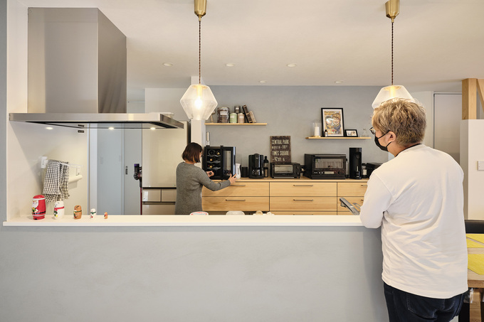 カップボードの上には飾り棚を設置。黒で統一された家電に合わせて小物をディスプレイし、キッチンをおしゃれに演出