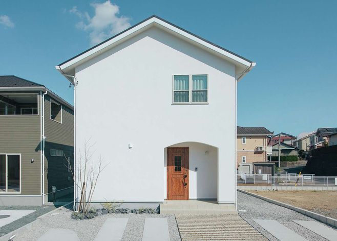 白く輝く漆喰壁が目を引くシンプルな外観。塗り壁材Sto（シュトー）は撥水性が高く、ひび割れにも強いため、ずっと美しい状態が続く