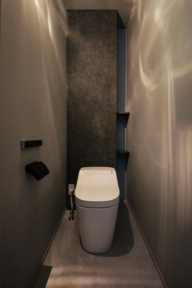 素材と照明で陰影をつくった、落ち着きのあるトイレ空間。
限られた空間だからこそ、質感と雰囲気にこだわりました。