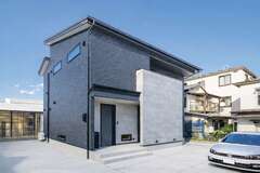 築30年以上の母屋を建て替えたI邸の外観。グレーの大きなタイル壁がアクセントをつける。高い断熱・気密性能をベースに、7kWのソーラーパネルを搭載し、低燃費な暮らしを実現した【irohaco（アヴァンス）】