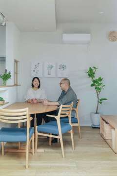夜は天井の間接照明で雰囲気がガラリと変わるダイニング。夫婦の語らいの場になっている【子育て安心住宅 Design Craft Office】