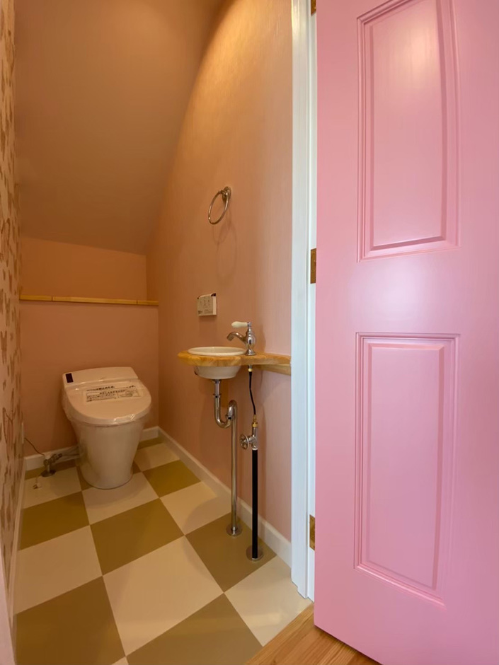 ピンクのドアのトイレ