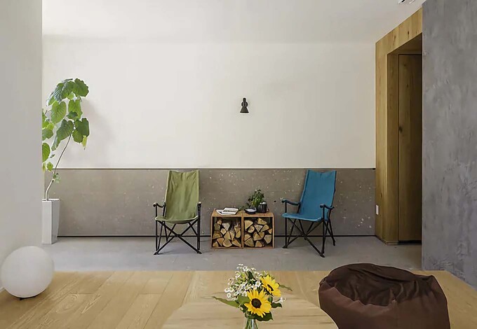 故郷の銘石・札幌軟石を壁の一部と床に貼り、アウトドア風にしつらえた土間玄関