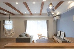 温かみのある木の梁が特徴的なリビングダイニング。大きな窓から差し込む日光が心地よく、居心地の良さを演出する。シンプルでモダンなインテリアが魅力。【ハレノイエ （中村土建）】