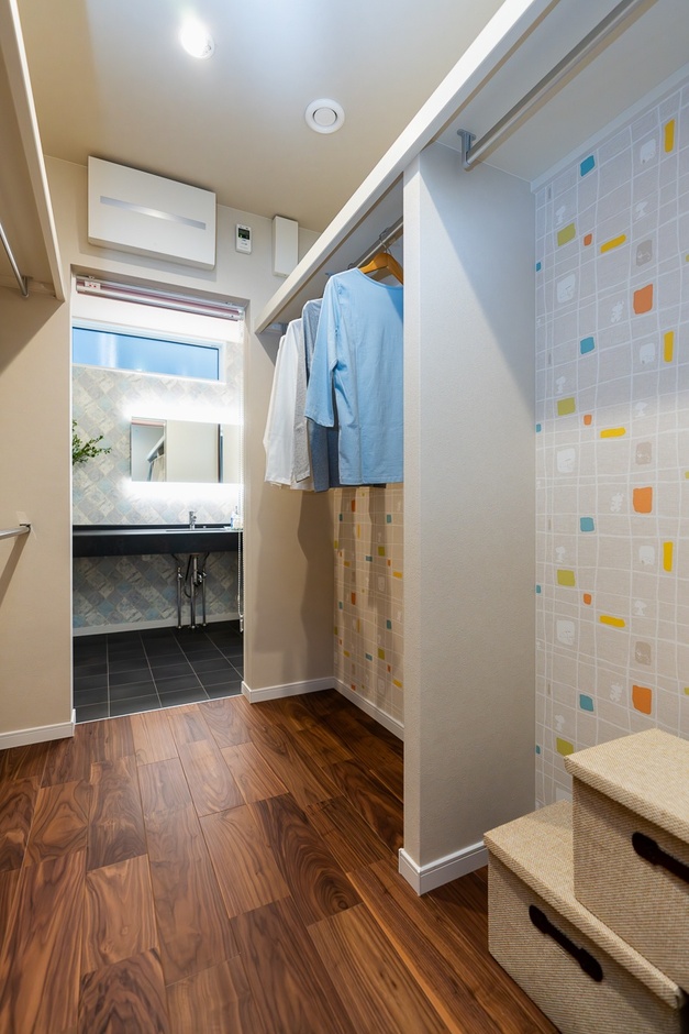 キッチン横を抜けると大容量WIC。先には洗面スペース。左手側はお手洗い・玄関につながり回遊式となっております。