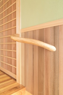 自然素材の曲がりを活かした手すり