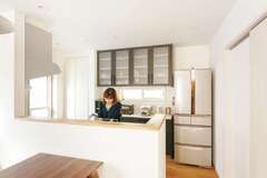 右の引き戸の向こうはバスルーム。家事動線は最短だ