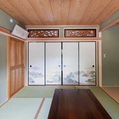 自然の風景が描かれた襖が印象的な和室。床の間もあり、伝統的な日本の美しさを感じさせるデザインで、心落ち着く空間である。【セイノーホーム（by西濃建設）】