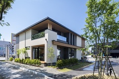 青空の下に佇むモダンな二階建て住宅の外観。大きな窓が開放感を演出し、シンプルで洗練されたデザインが特徴的である。【日本ハウスホールディングス 岐阜】