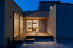 建物の形状を工夫して生まれた“囲われた庭”は、外部からの視線を気にせず過ごせる中庭のようなプライベート空間【ARRCH アーチ】