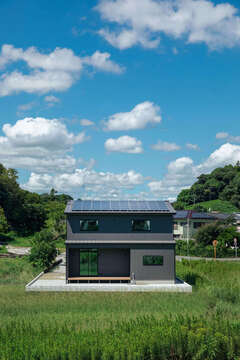 南側から見た外観。片流れの屋根に初期費用0円の太陽光発電を9.55kW搭載し、光熱費を節約する【DAITOKU（大得工務店）】