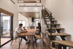 鉄骨階段がおしゃれなダイニングスペース【irohaco（アヴァンス）】