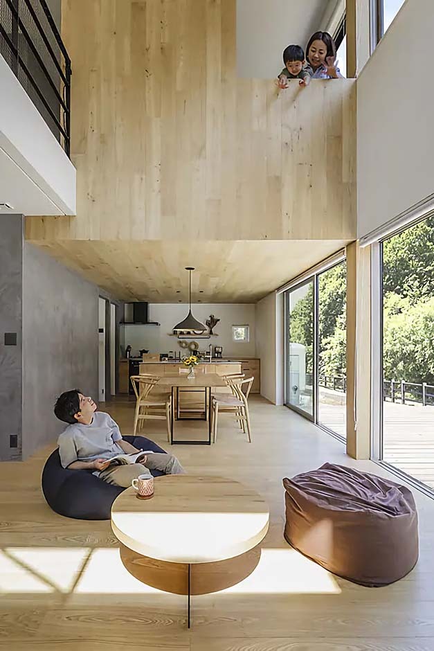 吹抜けの壁面に「くりぬき窓」を設け、変化をプラス。家族が顔をのぞかせることも