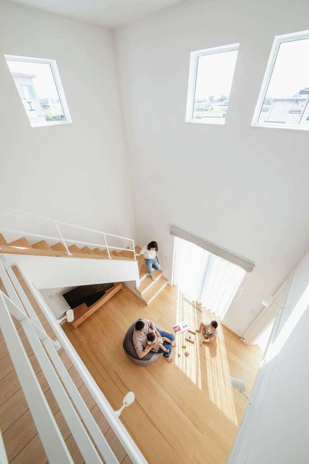 ２階から眺めたリビング。暖気は上昇し、冷気は下降する原理を利用して、夏は小屋裏エアコンの冷房で、冬は１階のエアコンの暖房で快適さを保つしくみを採用