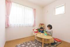 子ども部屋は窓を２か所に配し、採光に配慮【芹工務店】