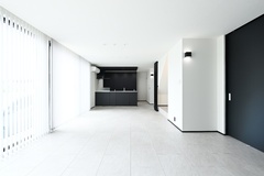 開放感あふれるLDK。広い窓から自然光がたっぷりと差し込み、モノトーンを基調としたスタイリッシュなデザインが魅力的で、家族でくつろげる空間。【REIWA HOUSE（令和ハウス）】