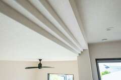 熟練の職人技が光る吹き抜けの折上げ天井