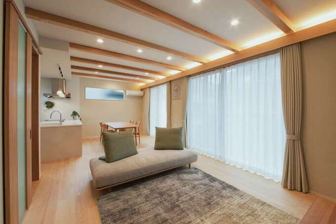 化粧梁が美しく並ぶ、上品で開放的な空間。夜は間接照明が生み出すやわらかな陰影が雰囲気を添える