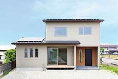 グレージュカラーの外壁に落ち着きのある木目調を組み合わせ、上品な表情に【KUREKEN HAUS（榑林建設）】