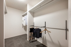 ランドリールームからそのまま収納できる家事ラク動線。【ハレノイエ （中村土建）】