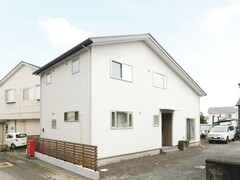 さわやかな白の外観。フェンスはご主人が自ら施工【片山建設】