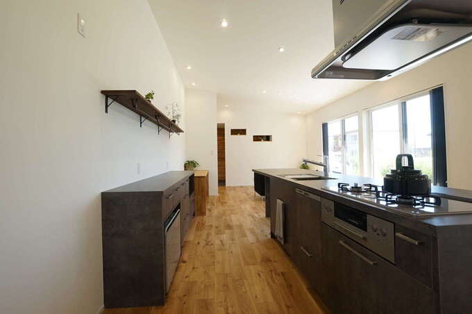 モルタルのような質感がかっこいいTJMのアイランドキッチン。熱や傷、水にも強く耐久性抜群。ダイニングテーブル一体型で、空間をより広く使うことができる